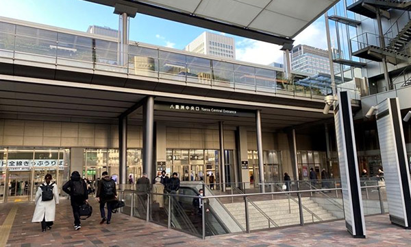 東京駅八重洲北口を出て、正面の横断歩道を渡り、椿屋珈琲店まで直進してください。